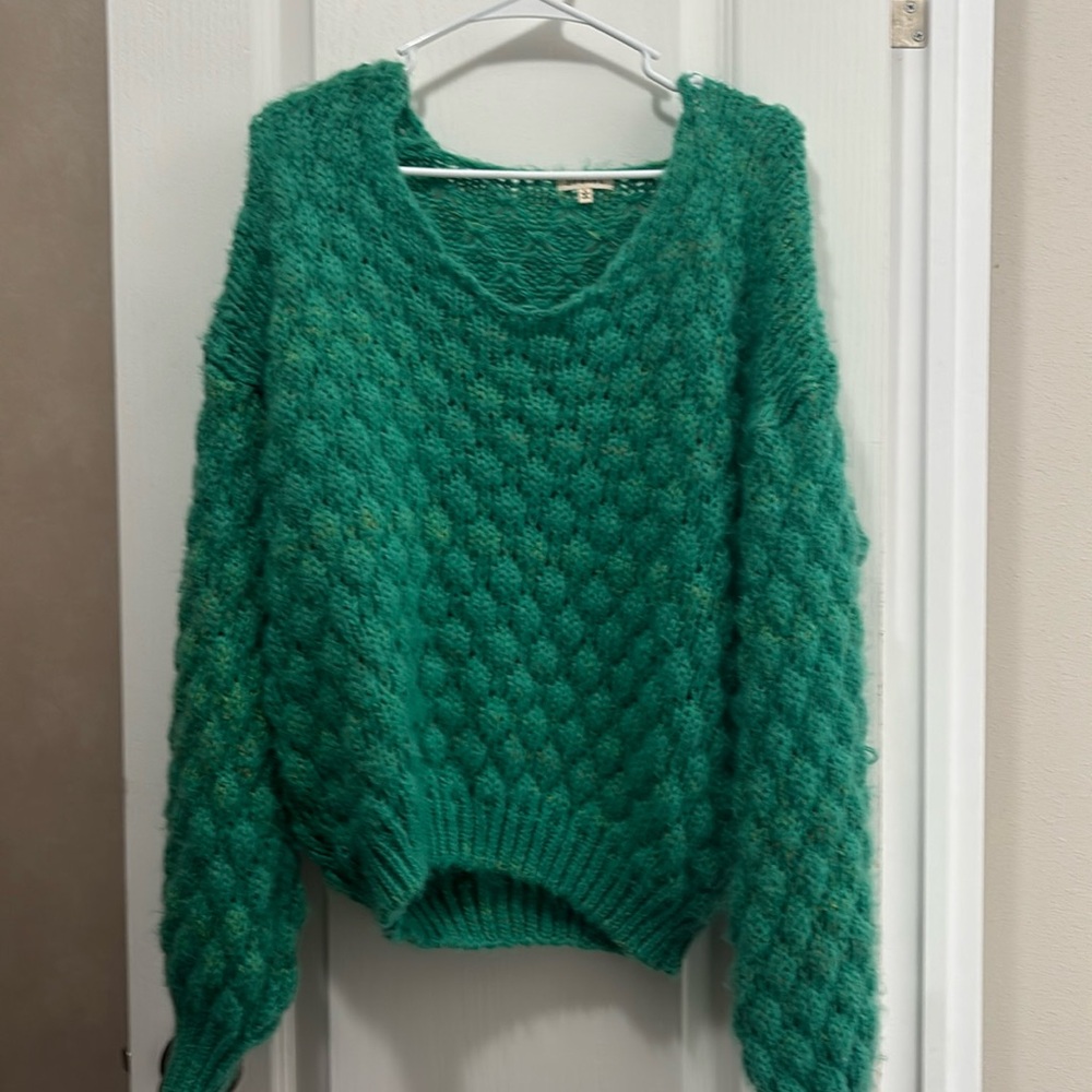 Long sleeve sweater.